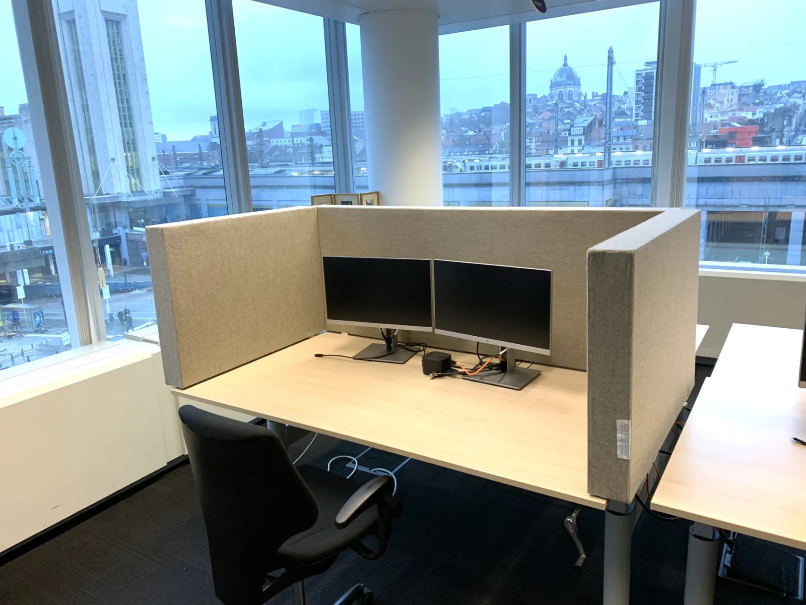 Groene akoestische bureauschermen rond een werkplek