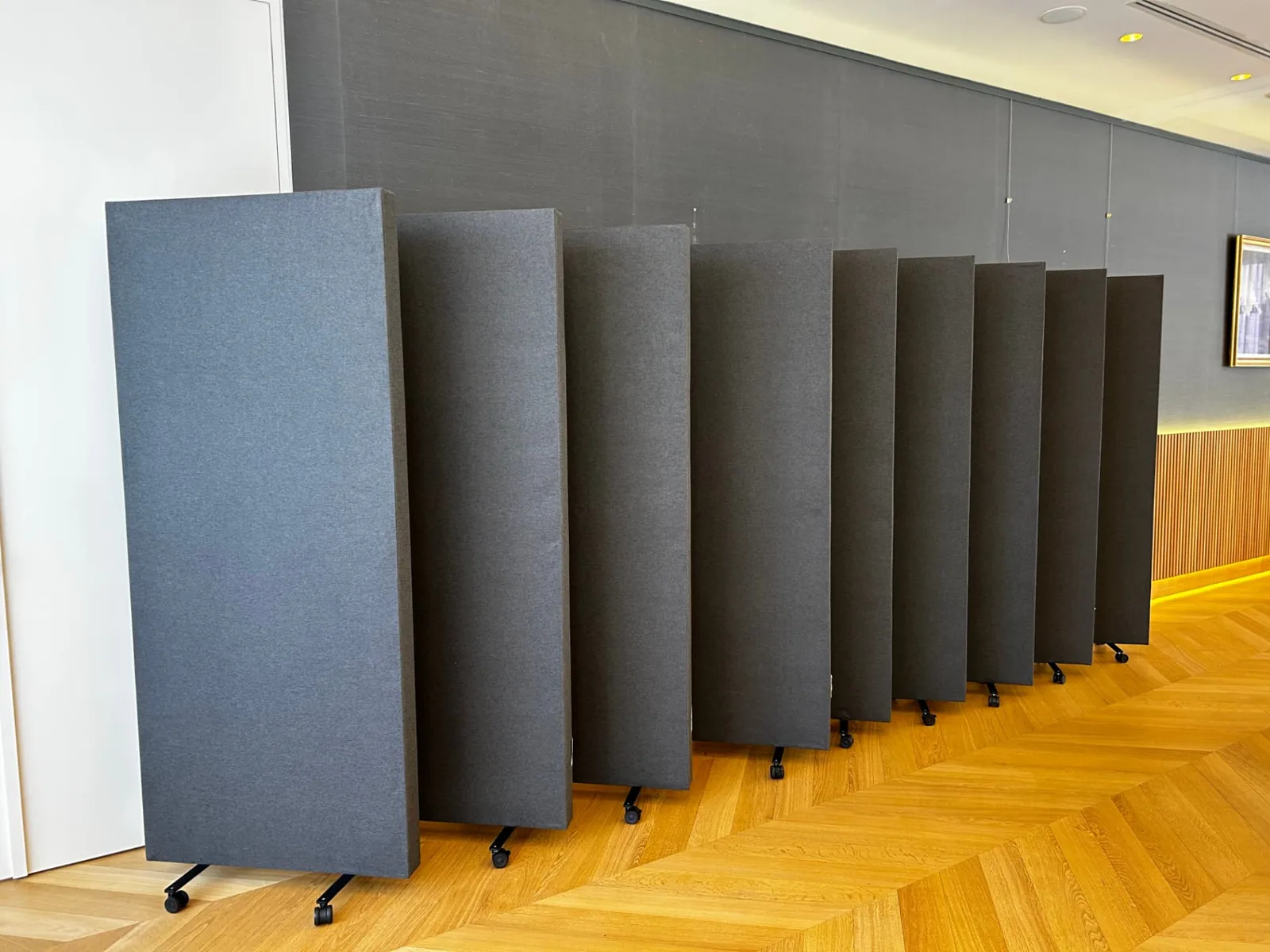 Rij grijze mobiele akoestische panelen op wieltjes