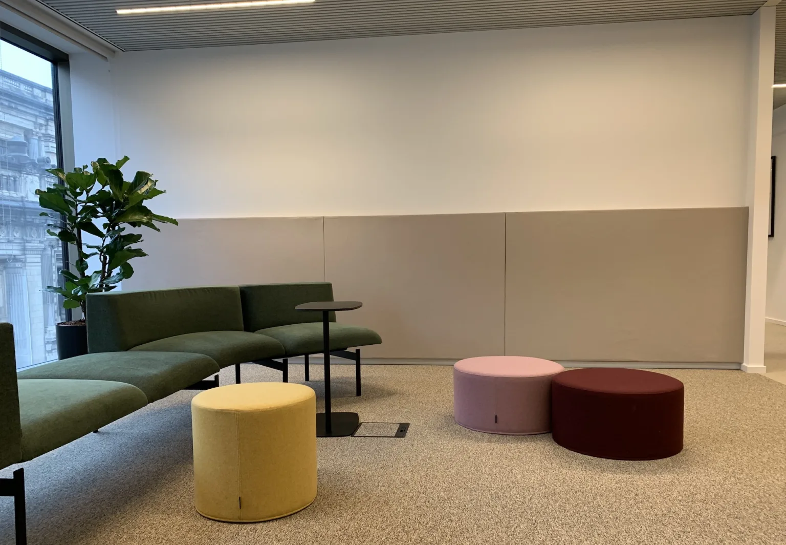 Akoestisch wandpaneel in een kantoorlounge met zithoek