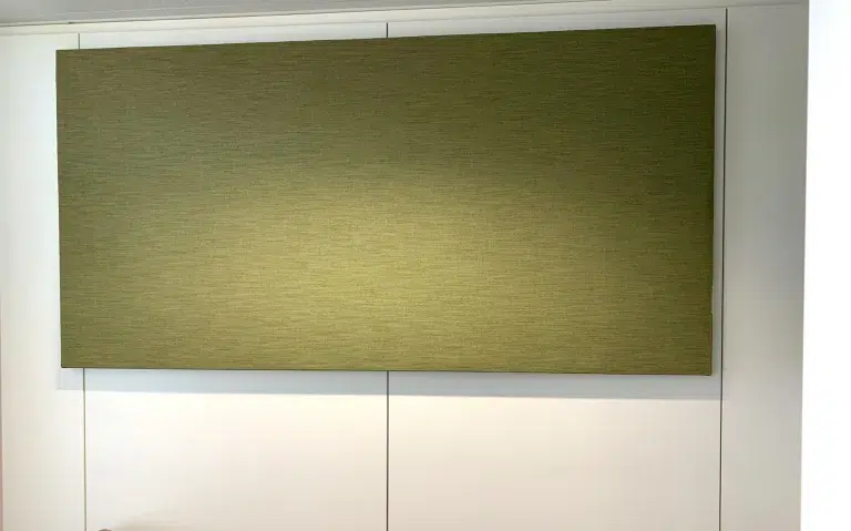 Groot groen akoestisch wandpaneel gemonteerd op een wand