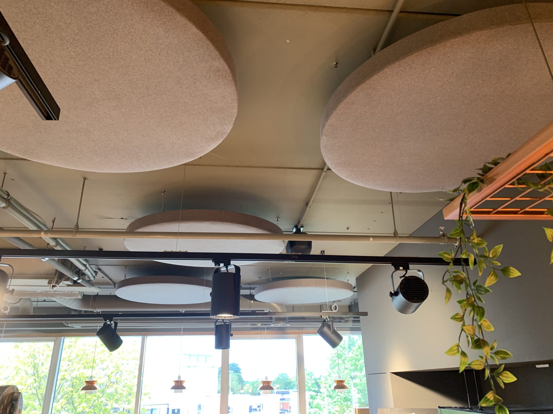 Ovale akoestische plafondpanelen in roze tinten voor geluidsdemping