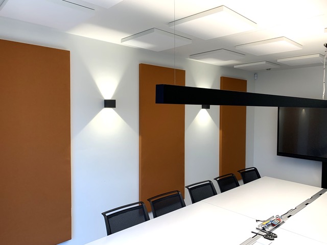 Akoestische wandpanelen in een vergaderruimte van een kantoor