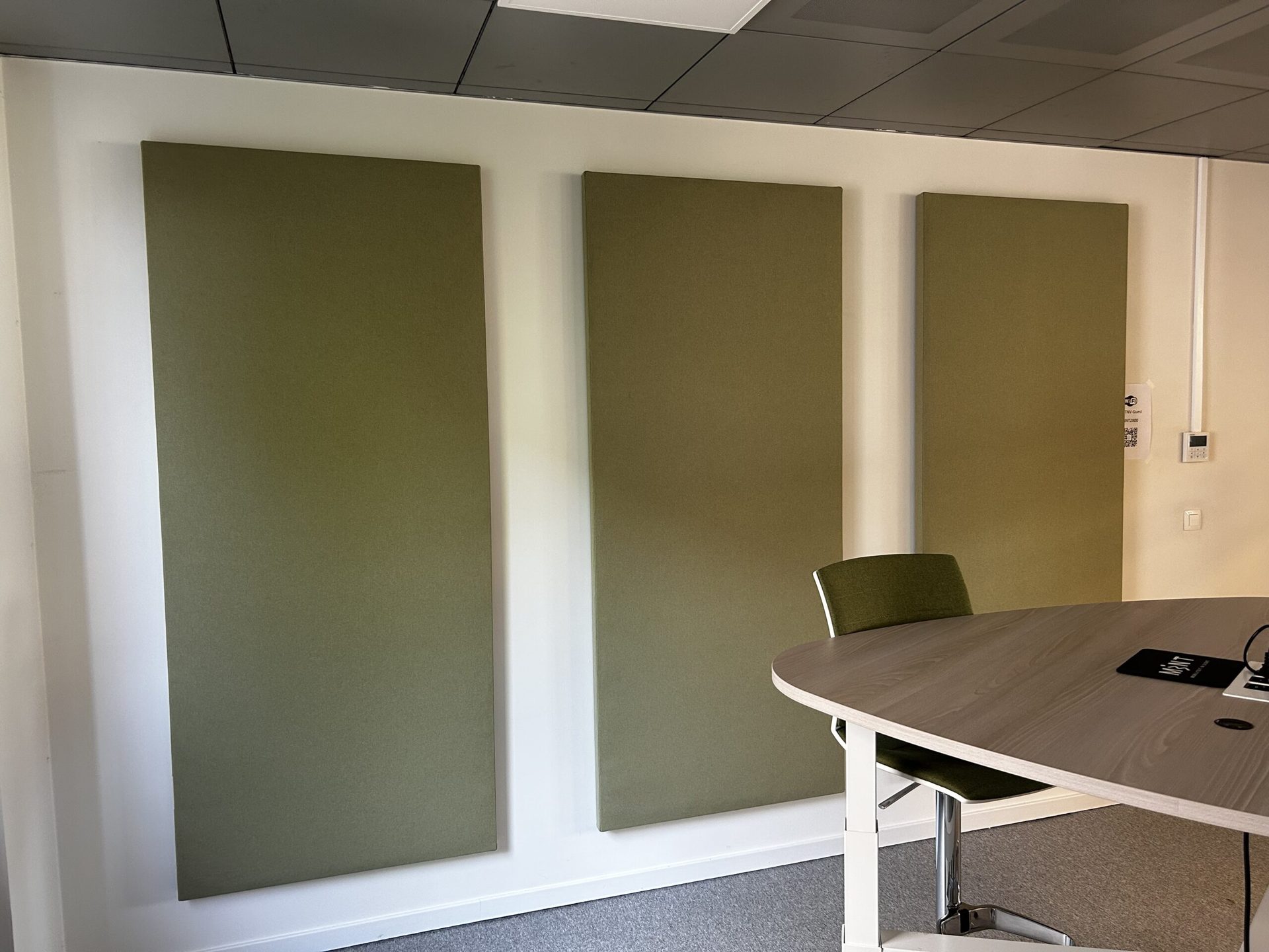 Grote akoestische wandpanelen voor geluidsdemping in een kantoorruimte