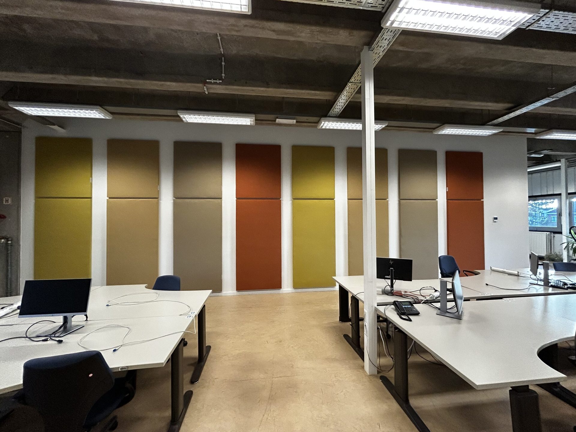 Kleurrijke akoestische wandpanelen in een open kantoorruimte