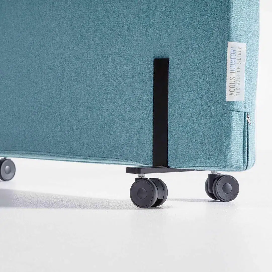 Mobiel akoestisch paneel op wieltjes in een groenblauwe stofafwerking