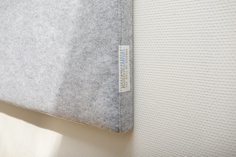 Akoestische wandpanelen in grijs, detail aan de wand