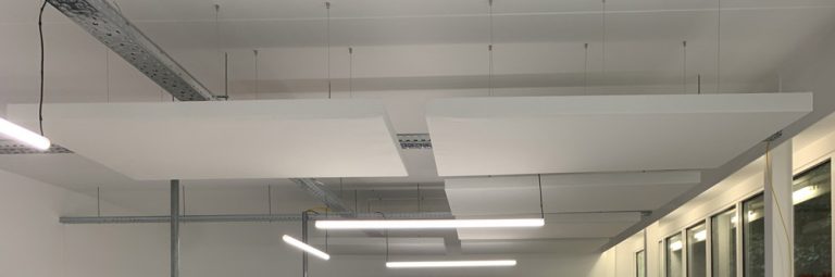 Akoestische plafondpanelen voor geluidsdemping in een kantoor