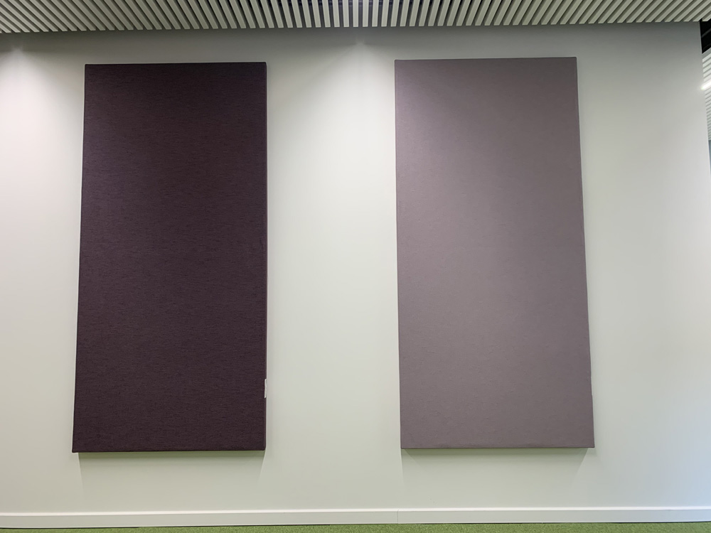 Twee paarse akoestische wandpanelen aan een wand
