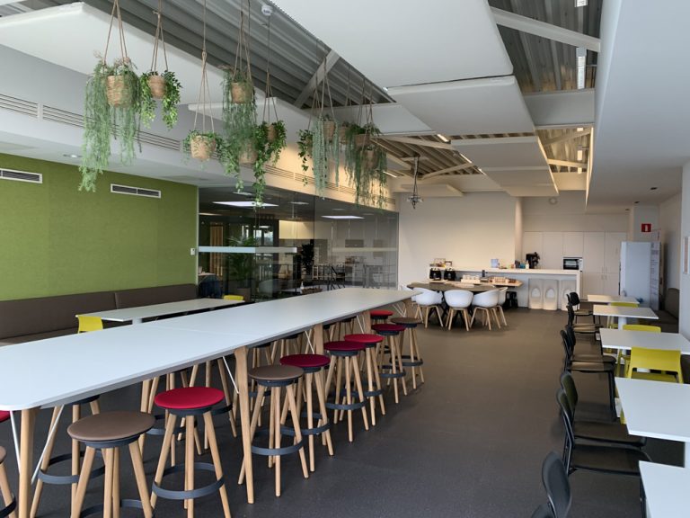 Groene akoestische plafondpanelen in een bedrijfsrestaurant