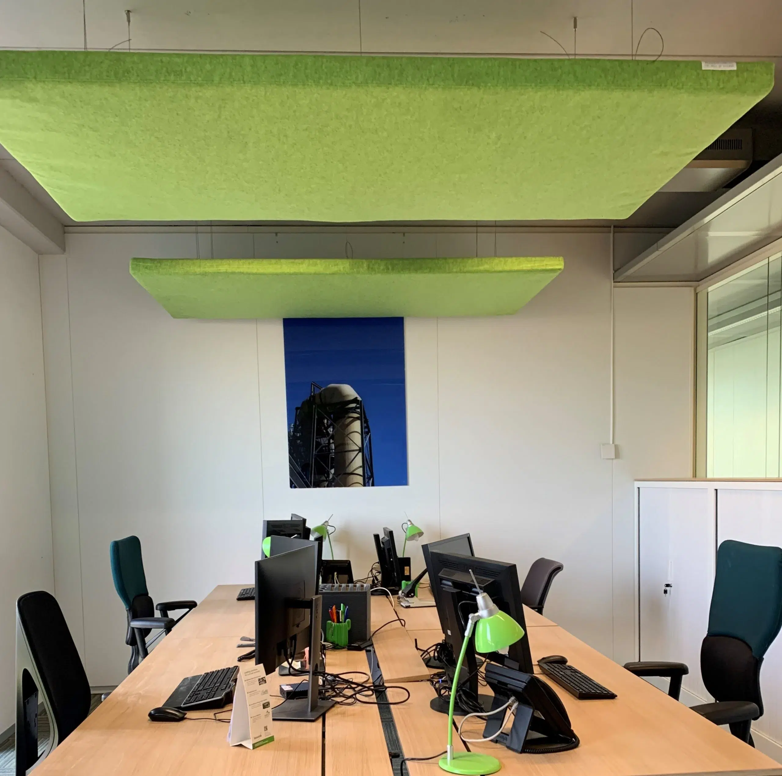 Groen akoestisch plafondpaneel in een vergaderruimte