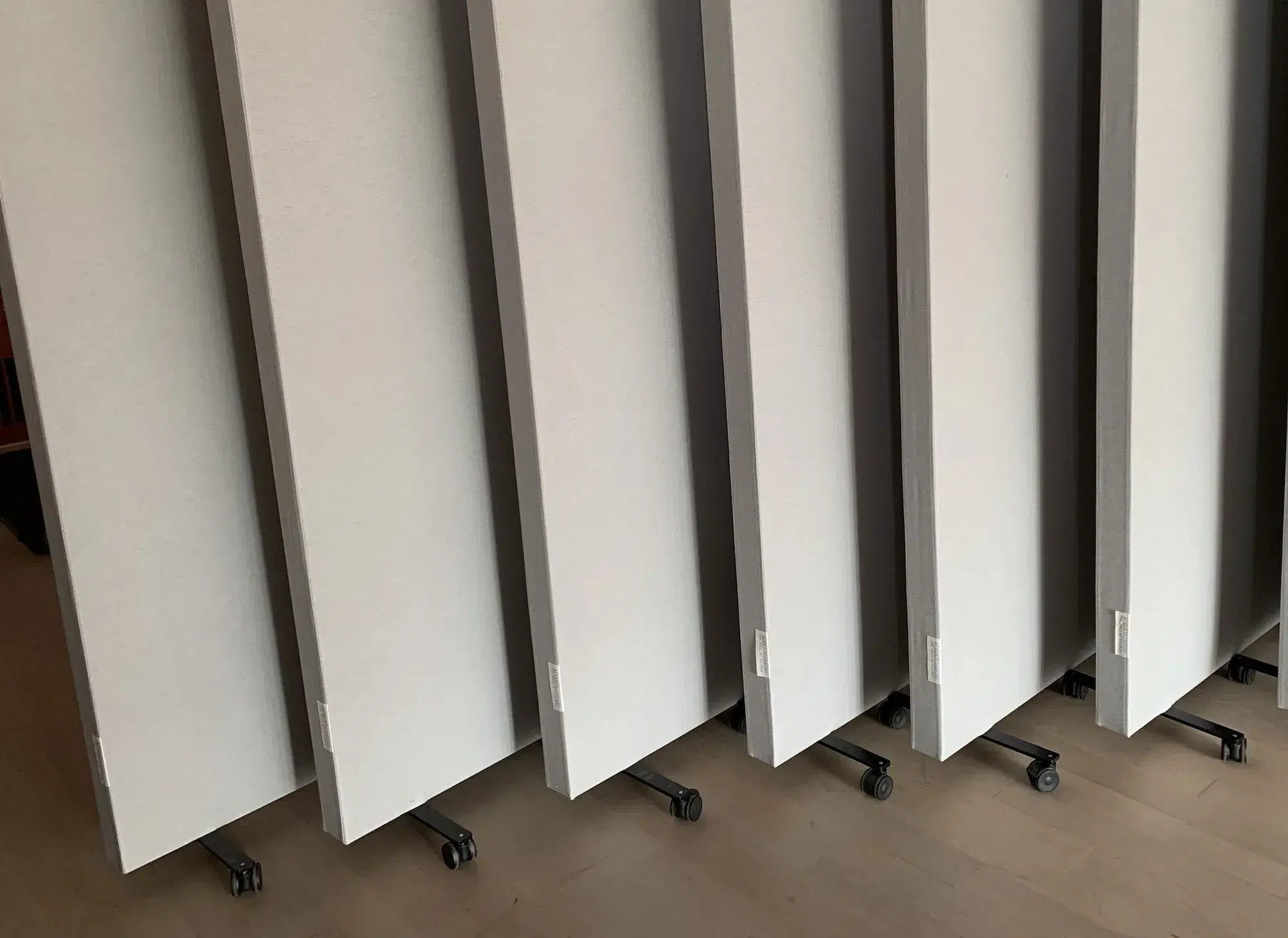 Mobiele akoestische panelen op wieltjes naast elkaar opgesteld