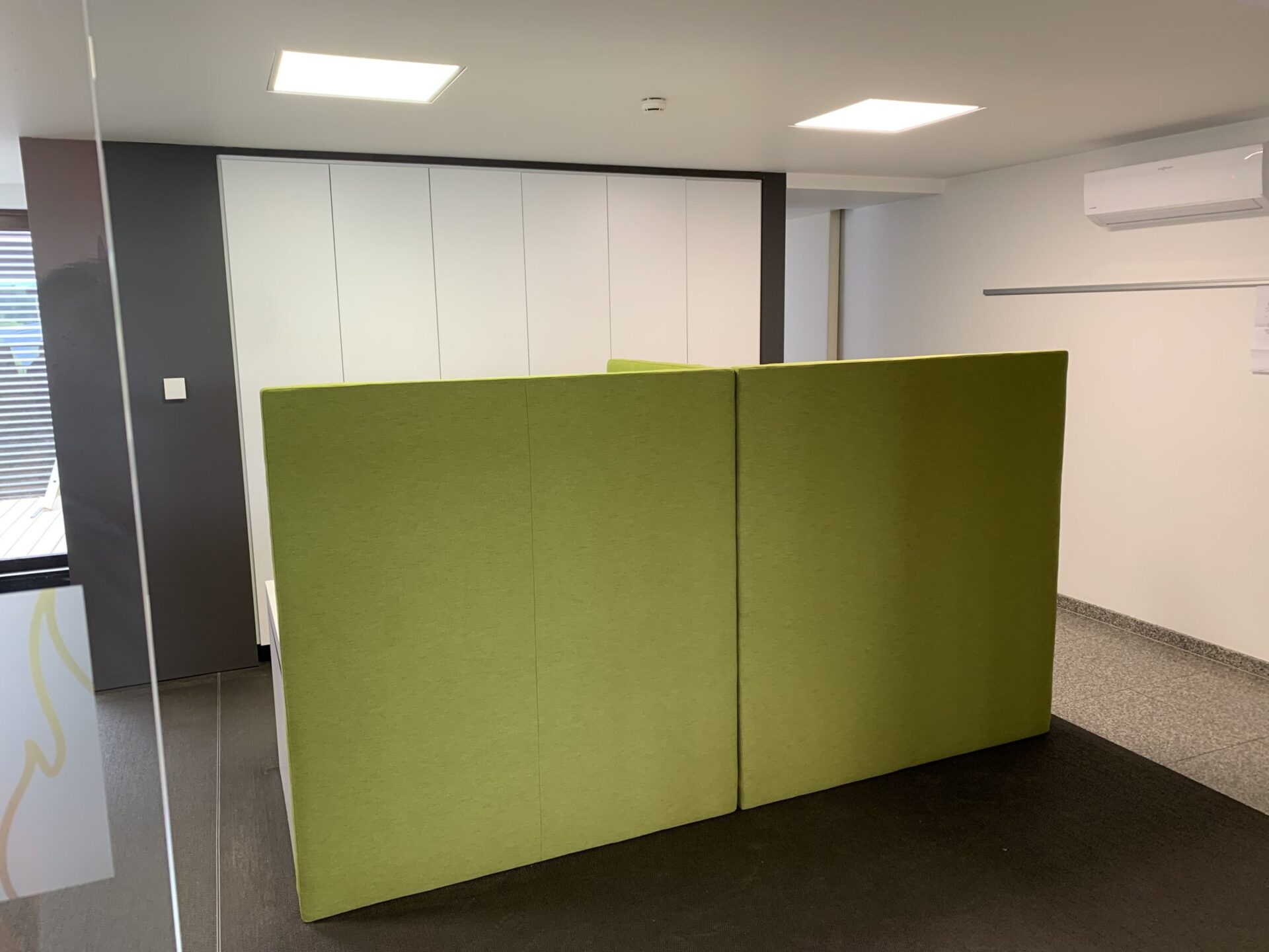Vrijstaande akoestische scheidingswanden in het groen in een kantoorruimte