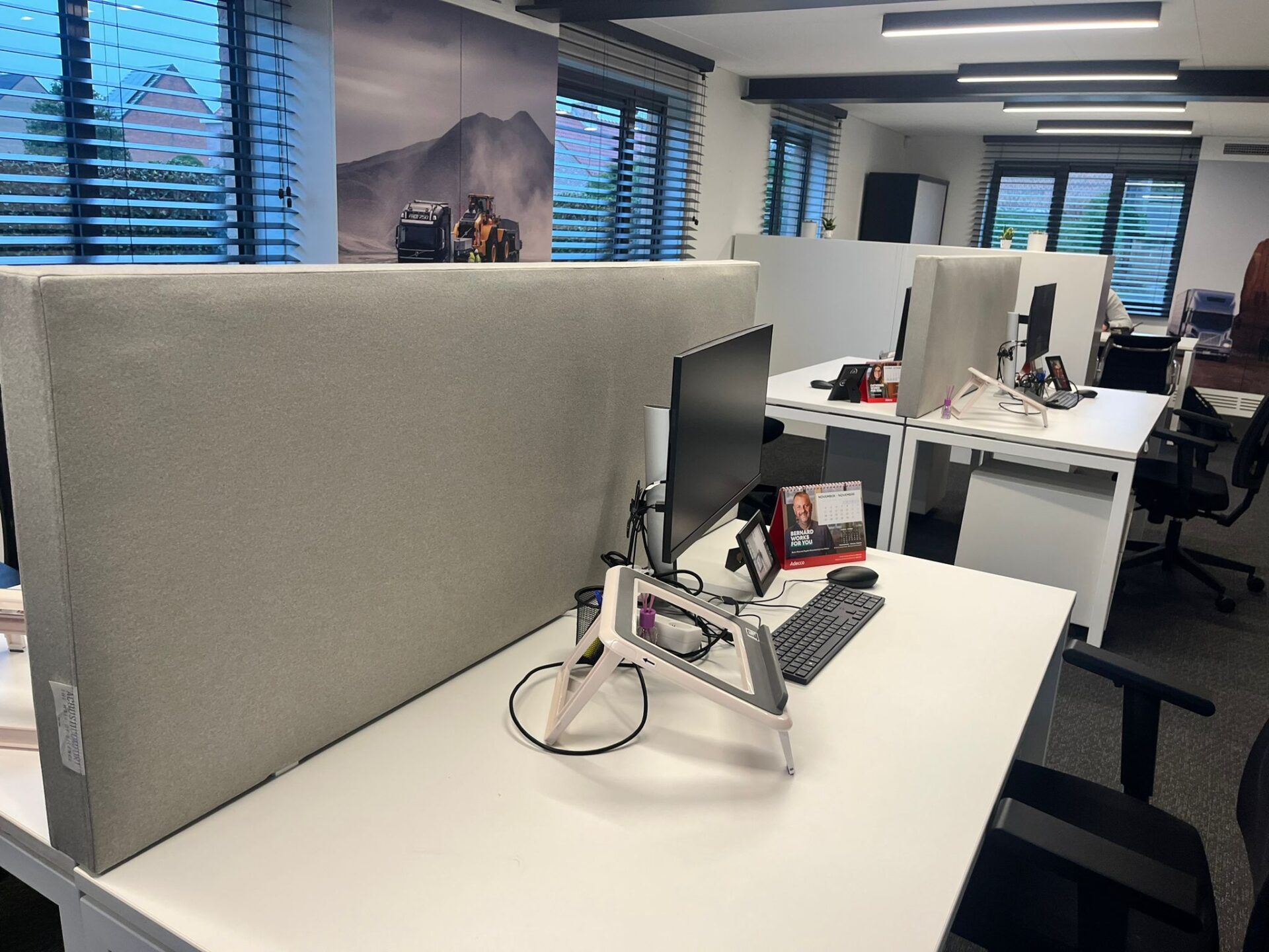 Akoestische bureauschermen tussen werkplekken in een open kantoor