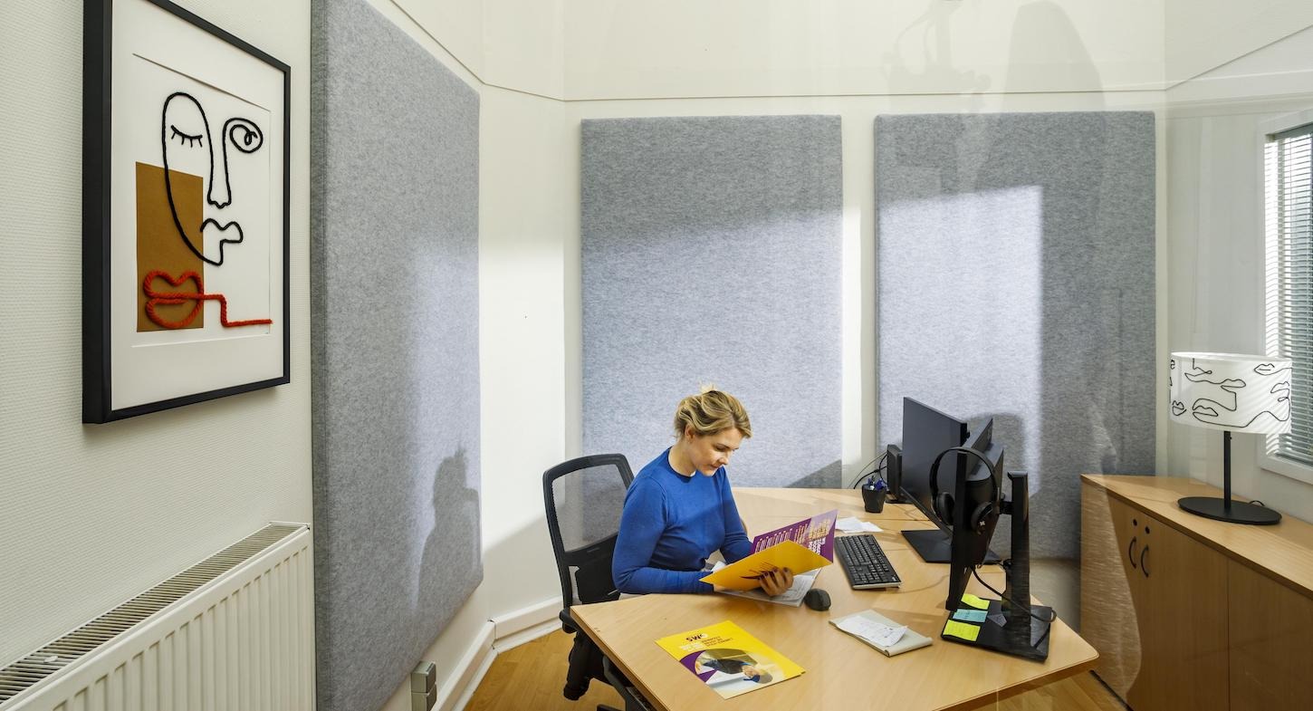 Akoestische wandpanelen in een focusruimte met werkplek