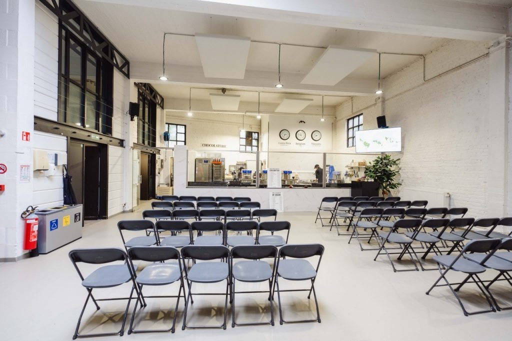 Akoestische plafondpanelen voor geluidsdemping in een evenementenruimte