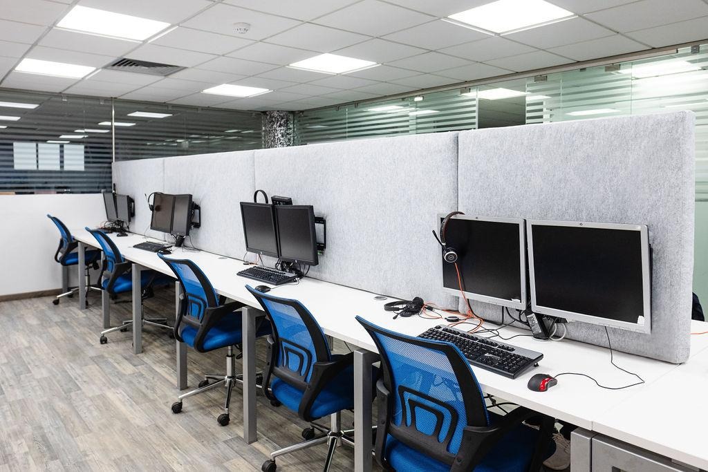 Akoestische scheidingswanden tussen werkplekken in een callcenter